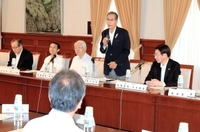神戸マラソン実行委員会の総会であいさつする西川公明会長（右から２人目）＝兵庫県公館