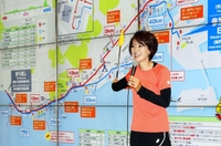 神戸マラソンの出場者にコース攻略のこつを解説する有森裕子さん＝１７日午前、神戸市中央区港島中町６
