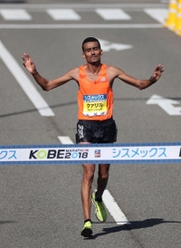 昨年に続き男子１位でフィニッシュするクァリル・ルムシェ＝１８日午前、神戸市中央区港島中町６（撮影・大森　武）
