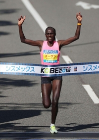 大会新記録でフィニッシュする女子１位のスーザン・ジェロティク＝１８日午後、神戸市中央区港島中町６（撮影・大森　武）
