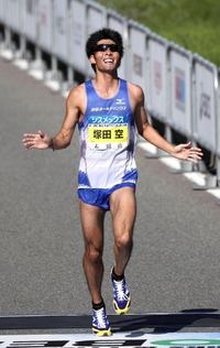 男子日本人トップの５位でフィニッシュする塚田空（撮影・大森　武）
