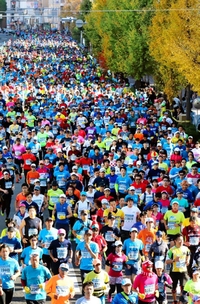 イチョウの葉で黄色く彩られたコースを駆けるランナー＝１８日午前、神戸市兵庫区大開通２（撮影・三浦拓也）