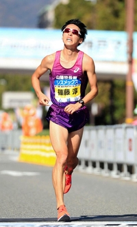 男子６位でフィニッシュする篠藤淳（撮影・斎藤雅志）