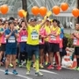マラソンスタート直前、沿道の声援に応える金哲彦さん（中央、一昨年の神戸マラソン大会）