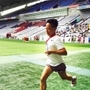 神戸のリレーマラソンで走る前澤弘明さん＝ノエビアスタジアム神戸