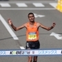 昨年に続き男子１位でフィニッシュするクァリル・ルムシェ＝１８日午前、神戸市中央区港島中町６（撮影・大森　武）