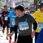 給食地点でパンを手に取る篠原記者＝神戸市中央区東川崎町１（撮影・山崎竜）