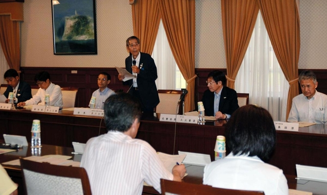 １１月１７日開催に向け準備状況など報告された神戸マラソン実行委の総会＝神戸市中央区、兵庫県公館