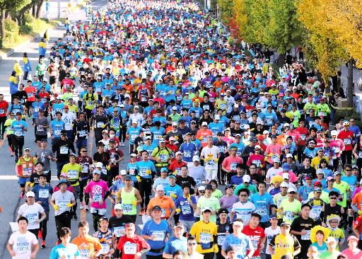 駆け抜ける大勢のランナーたち＝神戸市兵庫区大開通３