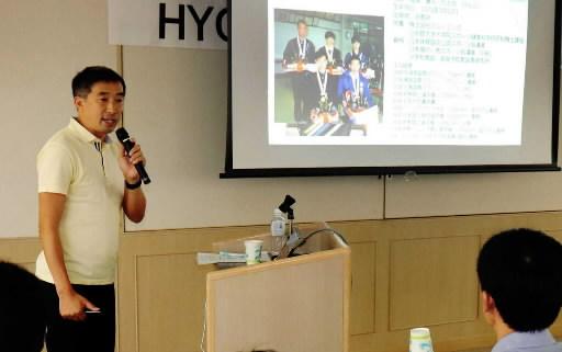 市民マラソンの活性化策について語る高尾憲司さん＝県立ひょうご女性交流館