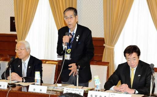 総会であいさつをする西川公明実行委員長＝県公館