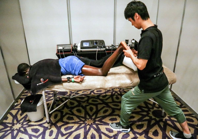 「世界陸上２０１９」にてテカールでアスリートのケアにあたる芝地秀幸さん＝カタール・ドーハ