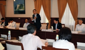 １１月１７日開催に向け準備状況など報告された神戸マラソン実行委の総会＝神戸市中央区、兵庫県公館