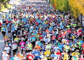 駆け抜ける大勢のランナーたち＝神戸市兵庫区大開通３