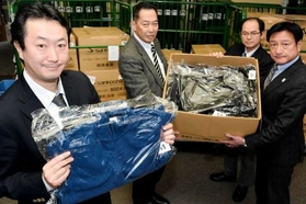 発展途上国に届ける衣類をクリーニングした石井大社長（左）＝神戸市灘区琵琶町３
