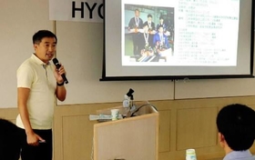 市民マラソンの活性化策について語る高尾憲司さん＝県立ひょうご女性交流館
