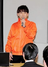熊本での活動を報告する神戸学院大の男子学生＝兵庫県民会館