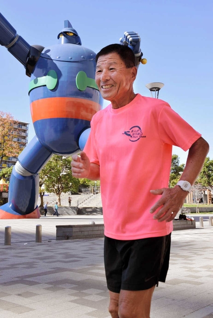 神戸マラソンに向けて練習を重ねる加藤英生さん＝神戸市長田区