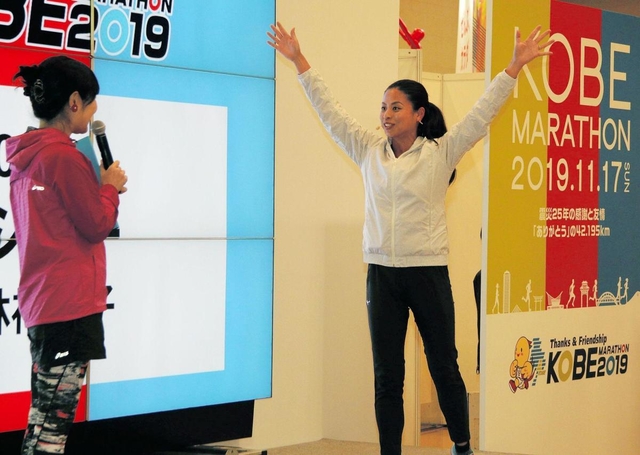 走る前の心構えやペース配分をアドバイスする小林祐梨子さん＝１６日午後、神戸市中央区港島中町６