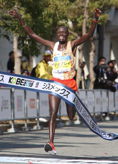 ２時間８分46秒の大会新記録で優勝し、両手を掲げてフィニッシュする男子のジョフレイ・クスロ（撮影・辰巳直之）