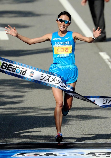 ２時間27分39秒の大会新記録で女子の頂点に立ち、両手を広げてフィニッシュする山口遥（撮影・斎藤雅志）