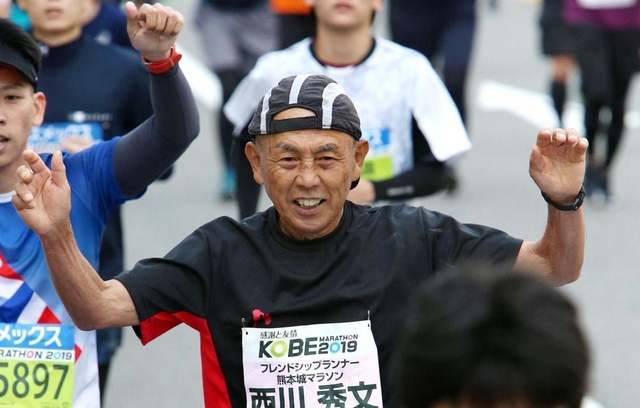 感極まった表情でゴールする西川秀文さん＝１７日午後、神戸市中央区港島中町６（撮影・辰巳直之）
