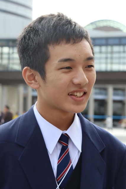 スタート時に披露した合唱曲の手応えを話す仙台市立長町中２年の中村晃舵君＝神戸市中央区