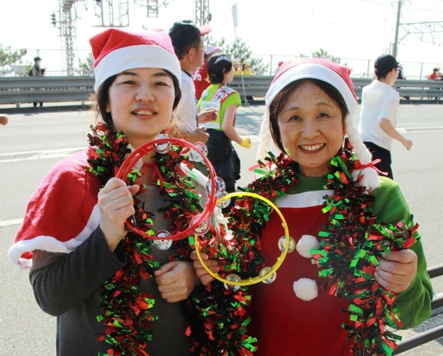 同僚を応援しに来た藤原由佳子さん（右）＝神戸市須磨区