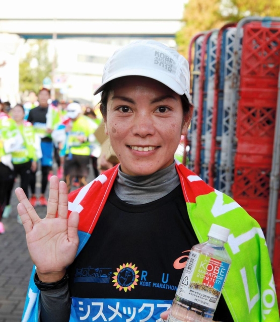 神戸マラソンを完走した明石市の綿貫可奈子さん＝神戸市中央区