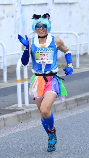 人気アニメ「プリキュア」のコスプレで今年も激走する再田光進さん＝１７日午前、神戸市長田区若松町５（撮影・大森　武）