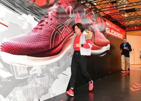 スポンサーエリアのブースで最新のランニングシューズの走り心地を体験する来場者たち＝１５日午後、神戸市中央区港島中町６、神戸国際展示場（撮影・秋山亮太）