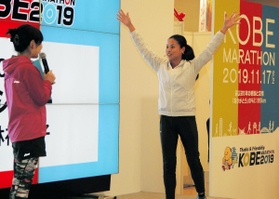 走る前の心構えやペース配分をアドバイスする小林祐梨子さん＝１６日午後、神戸市中央区港島中町６