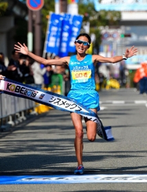 大会新記録で優勝のゴールテープを切る山口遥選手＝１７日、神戸市中央区（撮影・秋山亮太）