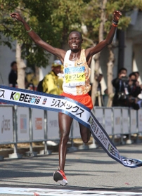 ２時間８分46秒の大会新記録で優勝し、両手を掲げてフィニッシュする男子のジョフレイ・クスロ（撮影・辰巳直之）