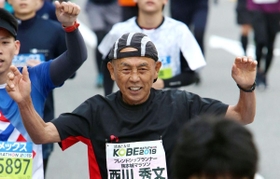 感極まった表情でゴールする西川秀文さん＝１７日午後、神戸市中央区港島中町６（撮影・辰巳直之）