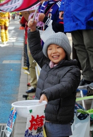 ランナーに向かって「頑張れ」と大声で声援を送る小早川結ちゃん＝神戸市兵庫区