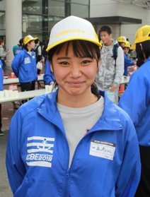 「将来は人を支えて、社会の役に立ちたい」と話す社高校１年生の森崎かれんさん＝神戸市中央区