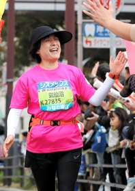声援を受けながら走る小野寺由美子さん＝１７日午後、神戸市中央区東川崎町１（撮影・大山伸一郎）