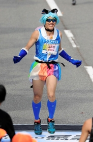 今年も速かったプリキュアランナーの再田光進さん＝１７日午前、神戸市中央区（撮影・斎藤雅志）