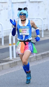 人気アニメ「プリキュア」のコスプレで今年も激走する再田光進さん＝１７日午前、神戸市長田区若松町５（撮影・大森　武）