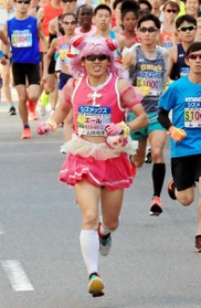 コスプレで本格的な走りを披露する再田光進さん＝２０１８年、第８回神戸マラソン