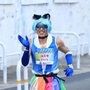 人気アニメ「プリキュア」のコスプレで今年も激走する再田光進さん＝１７日午前、神戸市長田区若松町５（撮影・大森　武）