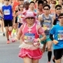 コスプレで本格的な走りを披露する再田光進さん＝２０１８年、第８回神戸マラソン