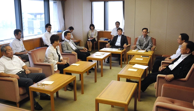 政務活動費の“不自然”な領収書をめぐり、急きょ開かれた神戸市議会の代表者会議＝神戸市役所