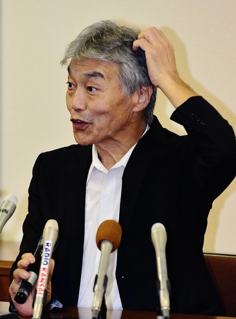 不透明な政務活動費支出について釈明する大野一・神戸市議＝３日午後、神戸市役所（撮影・中西幸大）