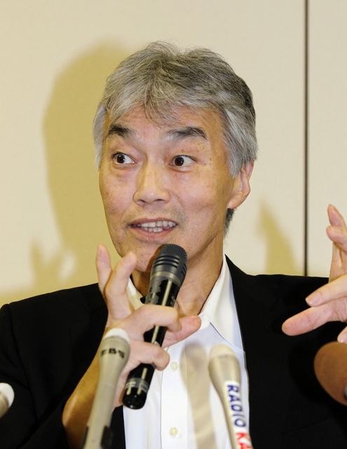 政務活動費の不透明な支出について会見する神戸市会の大野一議員＝３日午後、神戸市中央区の神戸市役所（撮影・三浦拓也）