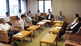 政務活動費の“不自然”な領収書をめぐり、急きょ開かれた神戸市議会の代表者会議＝神戸市役所