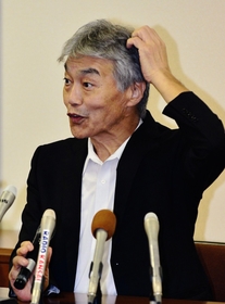 不透明な政務活動費支出について釈明する大野一・神戸市議＝３日午後、神戸市役所（撮影・中西幸大）