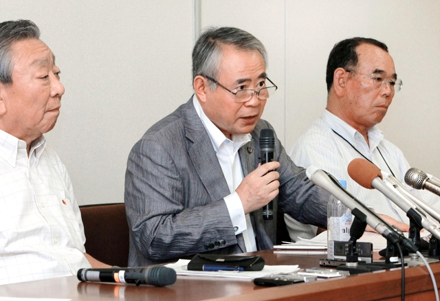 大野市議から会派議員に現金が受け渡された経緯などに関する調査結果を説明する大野市議の代理人・阪本豊起弁護士（中央）。左は浜崎為司議員、右は梅田幸広議員＝１０日午後、神戸市中央区の神戸市役所（撮影・小林良多）