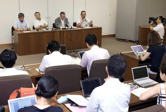 政活費をめぐる「裏金」疑惑について説明する（左から）坊池正市議、浜崎為司市議、阪本豊起弁護士、梅田幸広市議＝１０日午後、神戸市役所（撮影・小林良多）